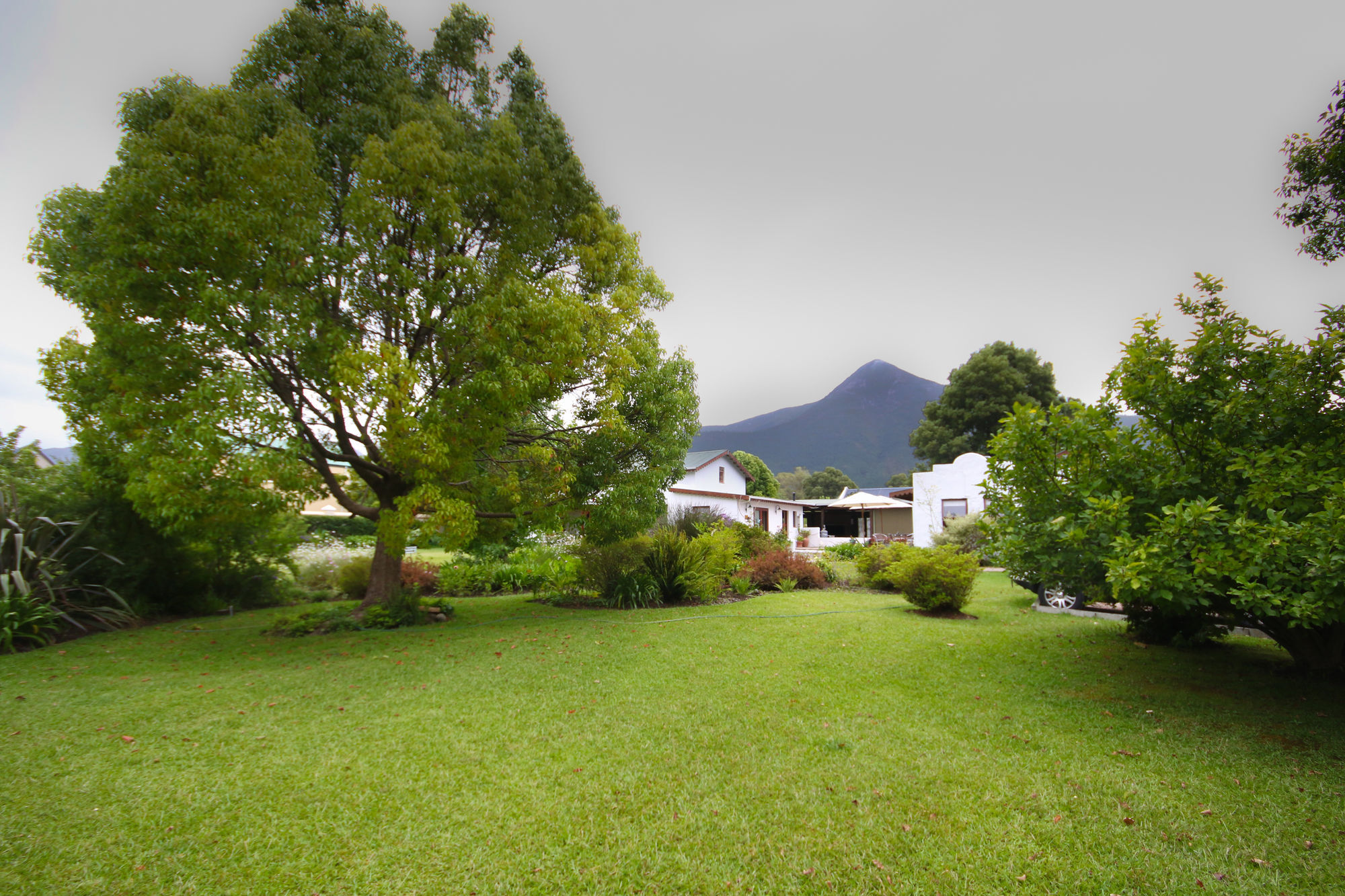 เดอะ วิลเลจ ลอดจ์ Hotel สตอร์มริเวอร์ ภายนอก รูปภาพ